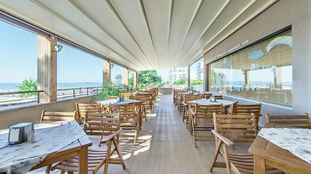 Taras restauracyjny w Sentido Bellevue Beach  z drewnianymi meblami