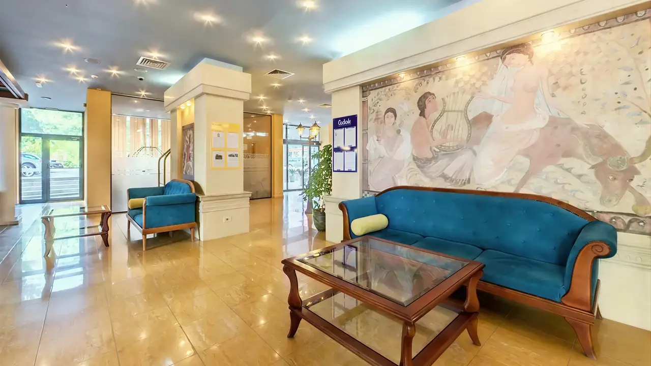 Wnętrze lobby z niebieskimi sofami w Sentido Bellevue Beach 