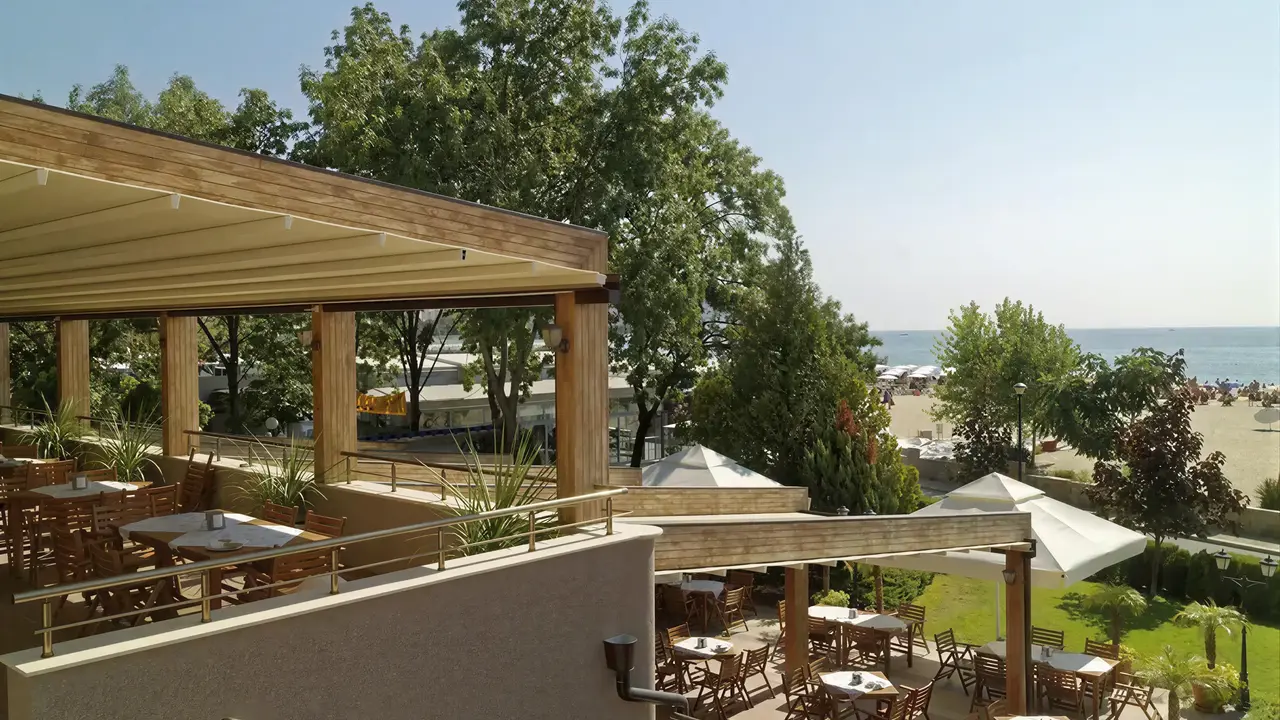 Tarasowa restauracja w Sentido Bellevue Beach  z widokiem na morze