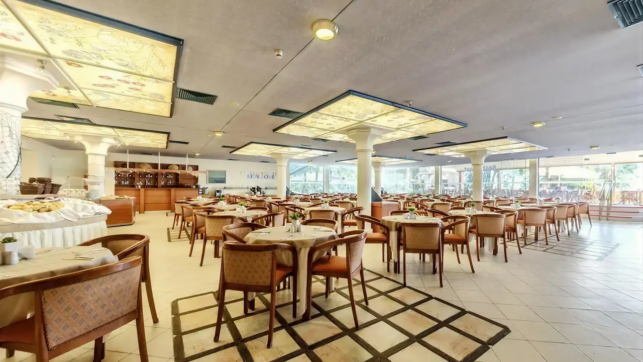Jadalnia z zastawionymi stołami w Sentido Bellevue Beach 