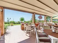 Taras z stolikami w Sentido Bellevue Beach 