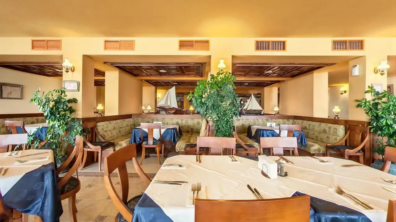 Restauracja w Sentido Bellevue Beach  z nakrytymi stołami