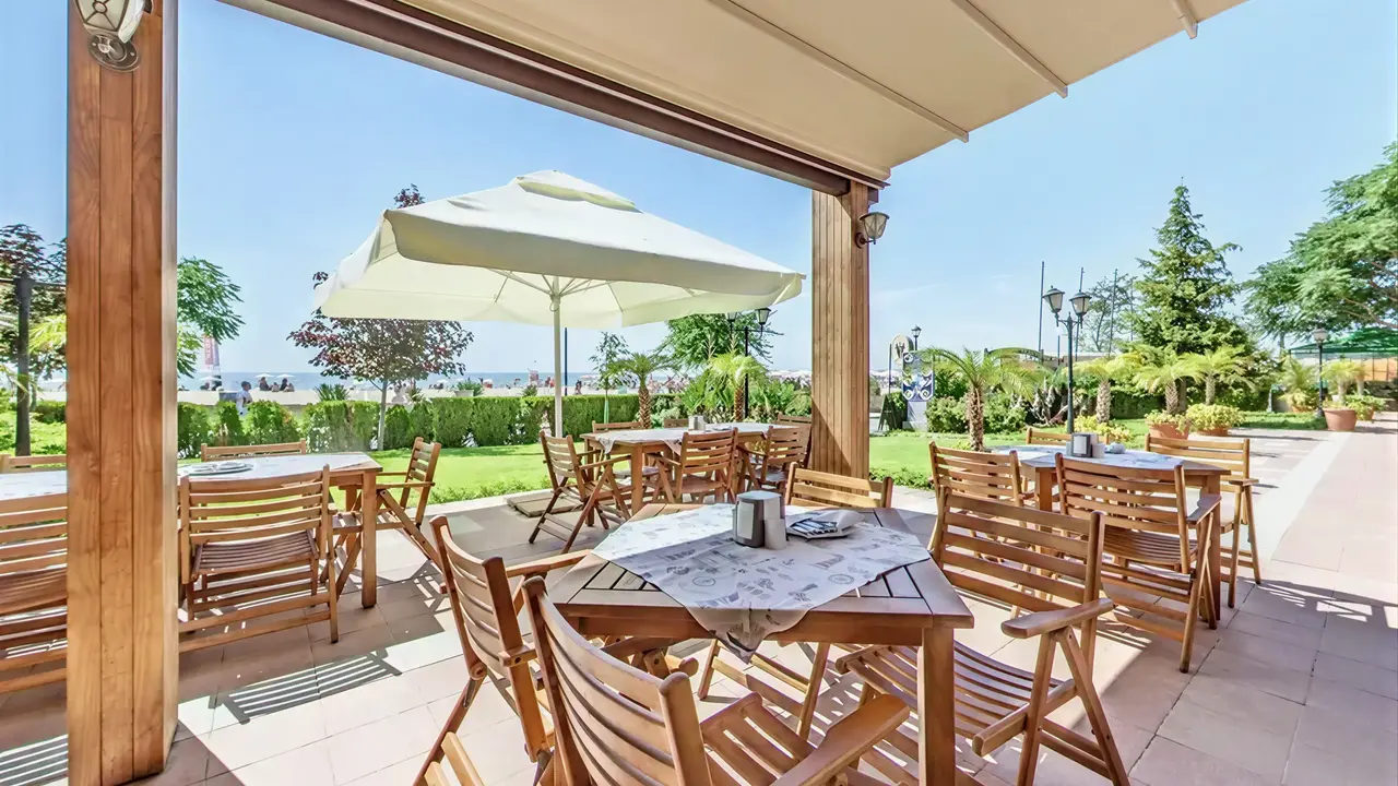 Stolik restauracyjny na tarasie w Sentido Bellevue Beach 