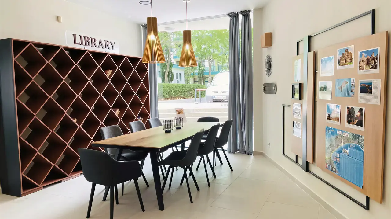 Wspólna biblioteka w Sentido Bellevue Beach  z dużym stołem