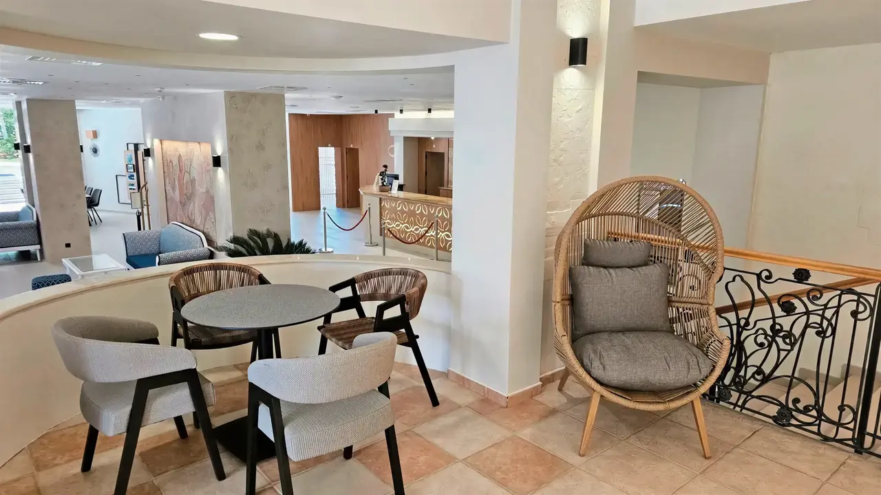 Wnętrze wspólnej strefy wypoczynku w Sentido Bellevue Beach 