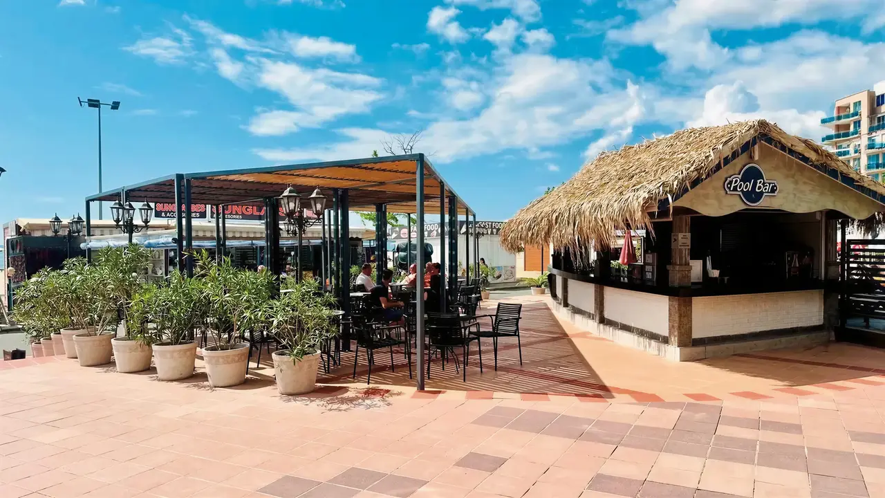 Bar przy basenie w Sentido Bellevue Beach 