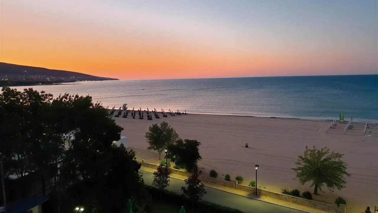 Plaża i morze przy Sentido Bellevue Beach  o zachodzie słońca