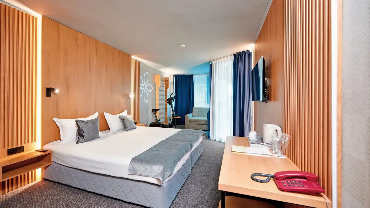 Nowoczesny pokój z łóżkiem w Sentido Bellevue Beach 