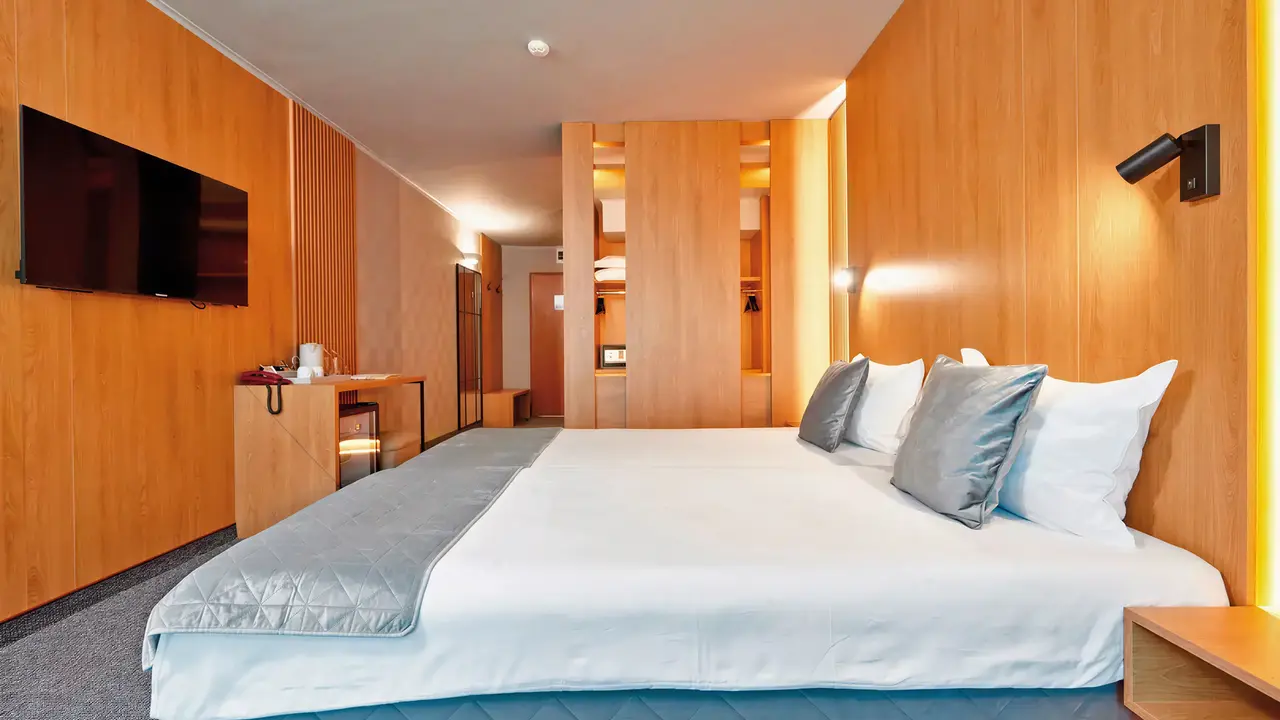 Nowoczesny pokój z łóżkiem w Sentido Bellevue Beach 