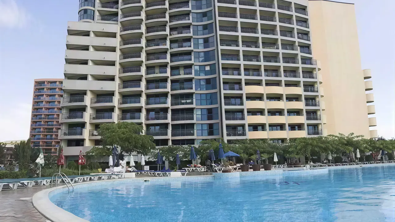 Budynek i basen w Sentido Bellevue Beach 