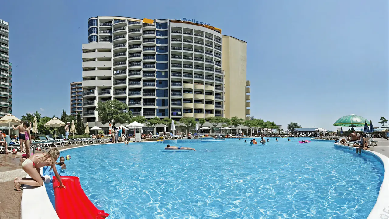 Basen w hotelu Sentido Bellevue Beach  z leżakami