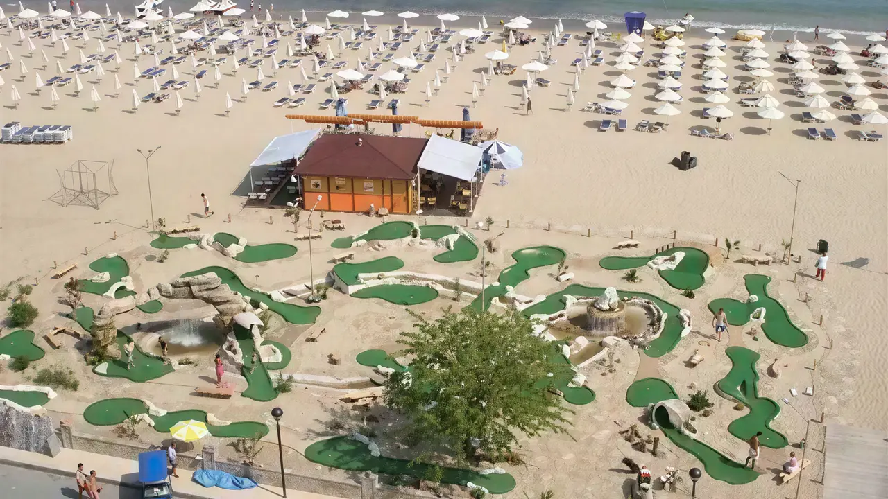 Pole do minigolfa w Sentido Bellevue Beach  przy plaży
