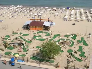 Pole do minigolfa w Sentido Bellevue Beach  przy plaży