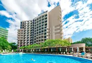 Budynek i basen w Sentido Bellevue Beach 