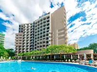 Budynek i basen w Sentido Bellevue Beach 