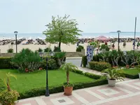 Widok na plażę z leżakami w Sentido Bellevue Beach 