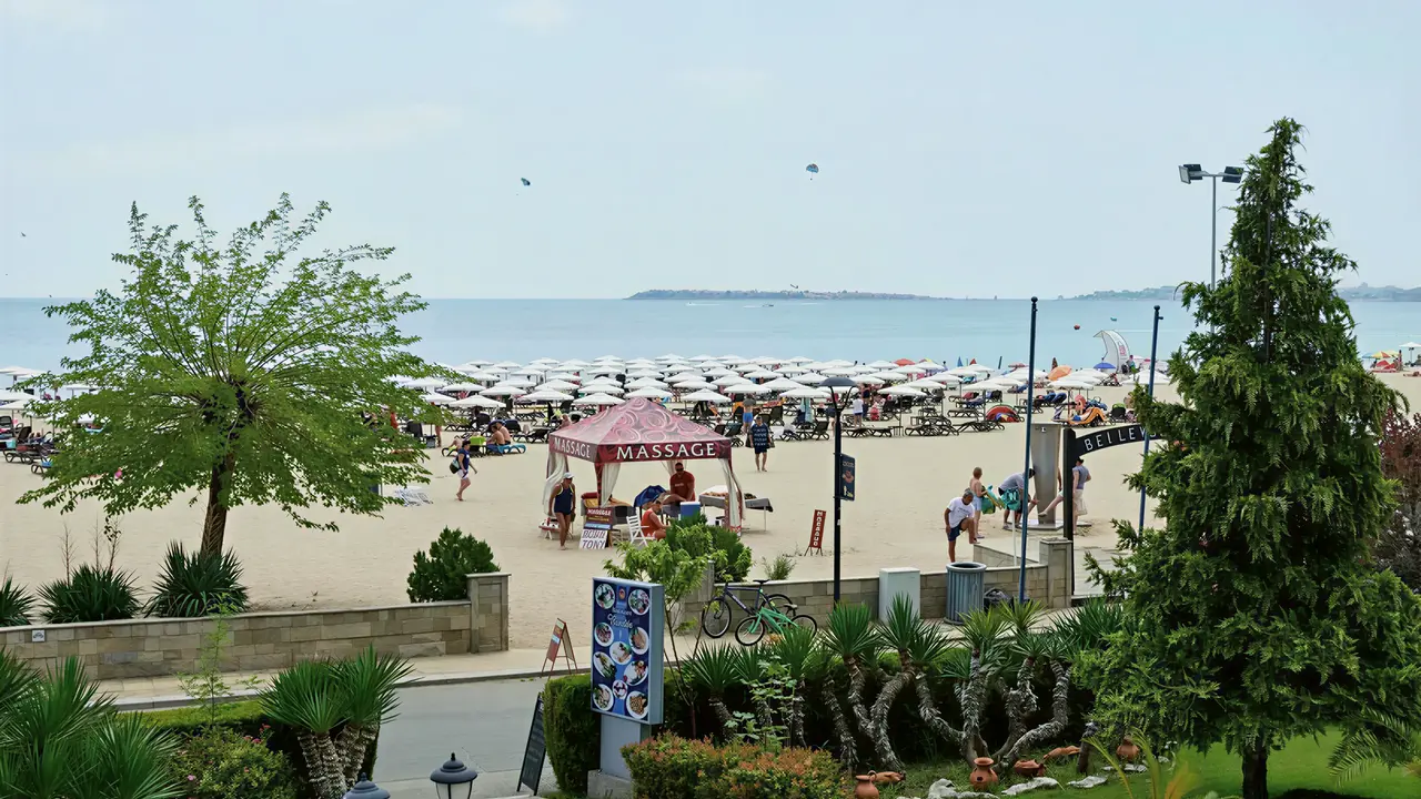 Plaża z leżakami i parasolami w Sentido Bellevue Beach 