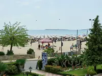 Plaża z leżakami i parasolami w Sentido Bellevue Beach 