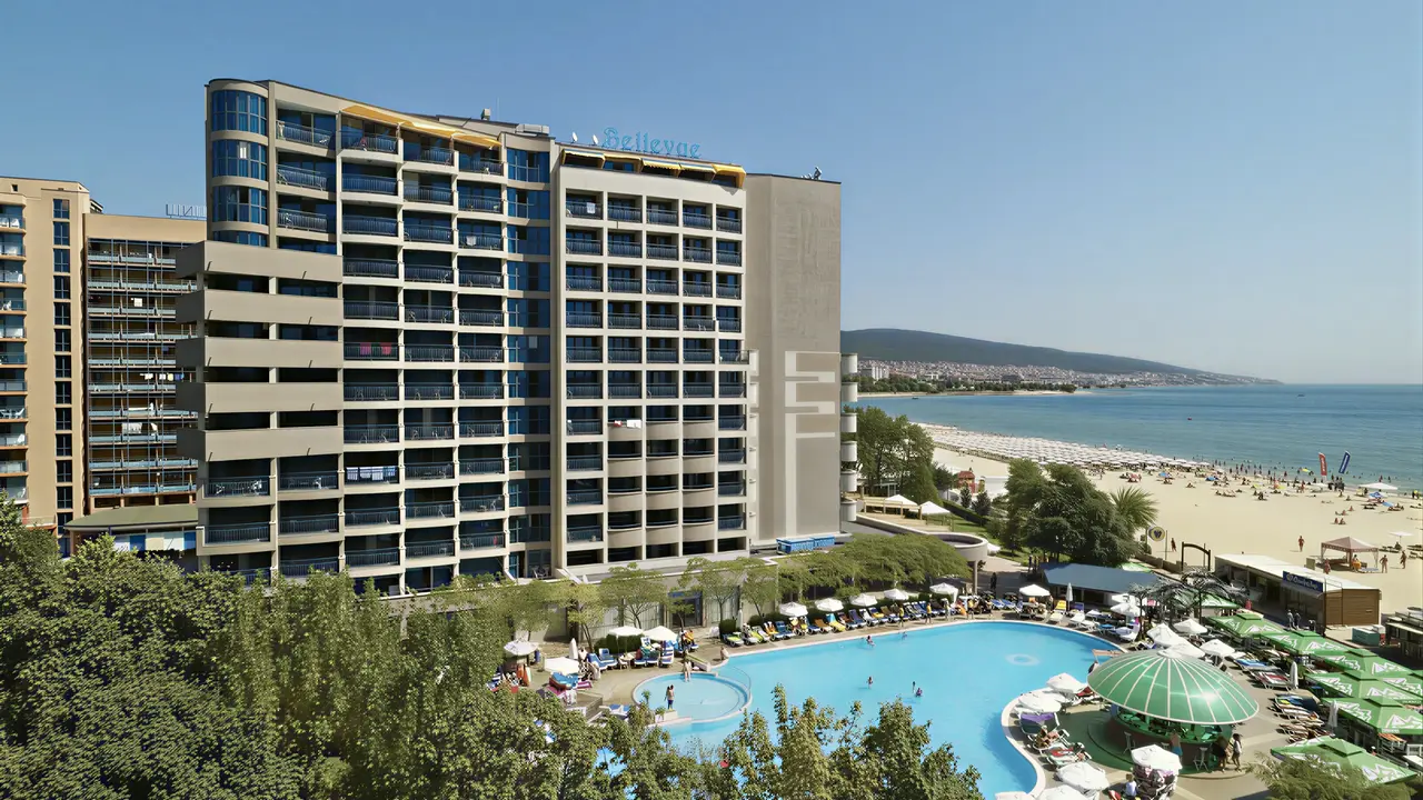 Budynek i basen w hotelu Sentido Bellevue Beach 