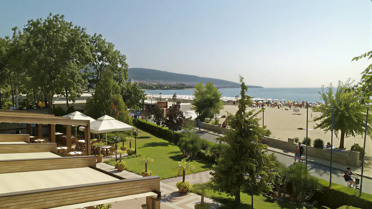 Plaża i teren zielony w Sentido Bellevue Beach 