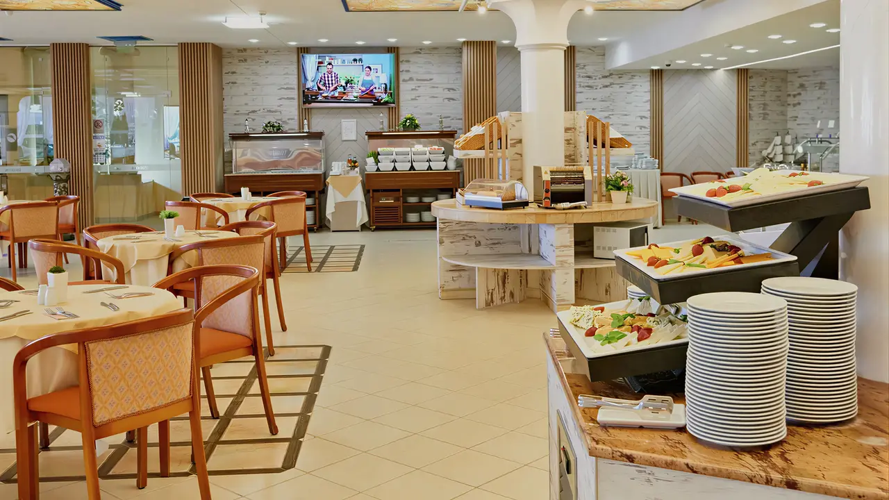 Bufet i stoliki w restauracji Sentido Bellevue Beach 