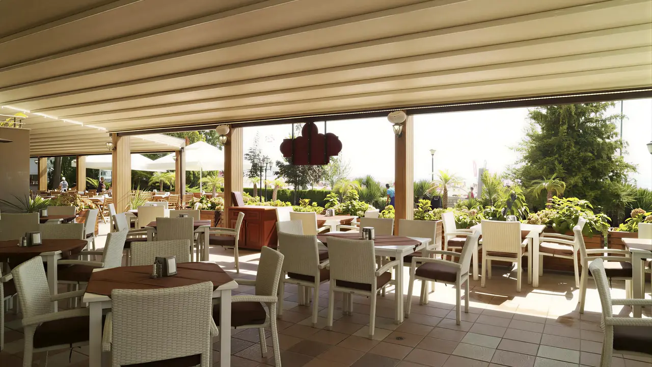 Restauracja na tarasie w Sentido Bellevue Beach 