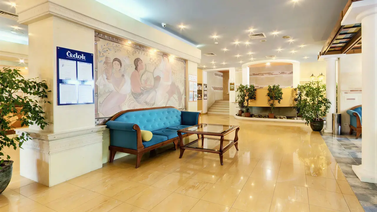 Wnętrze lobby w Sentido Bellevue Beach  z niebieską kanapą
