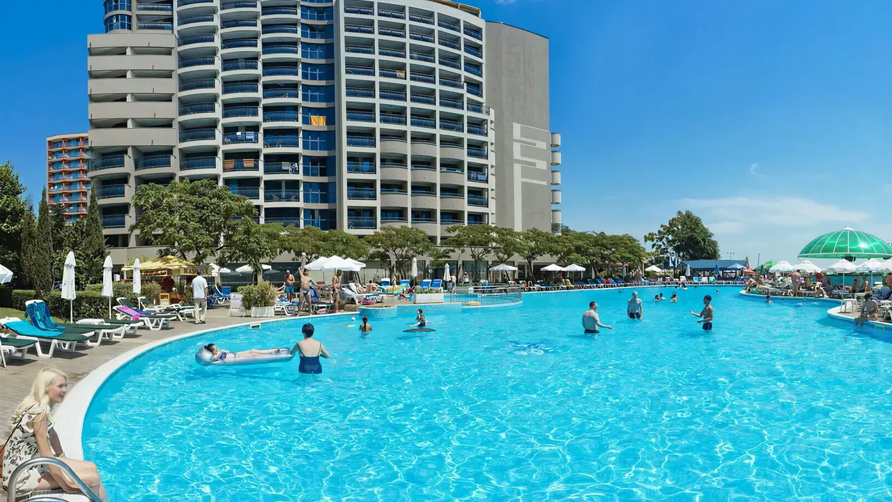 Basen z gośćmi w Sentido Bellevue Beach 