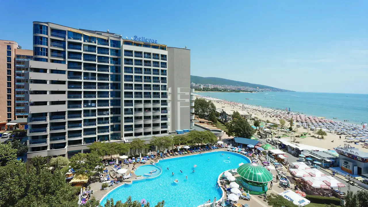 Widok na kompleks Sentido Bellevue Beach  z basenem i plażą