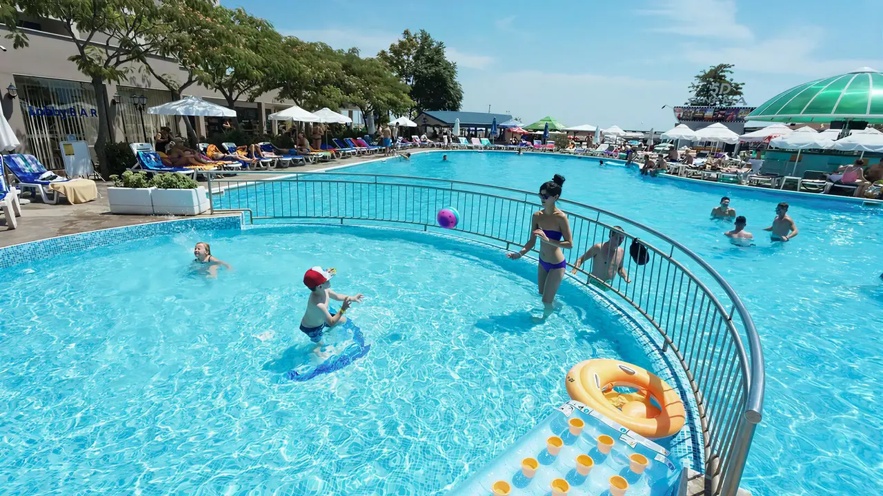 Basen z gośćmi w Sentido Bellevue Beach 