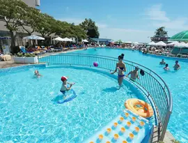 Basen z gośćmi w Sentido Bellevue Beach 
