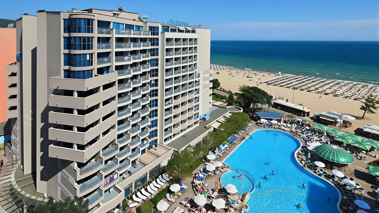 Widok na budynek i basen w Sentido Bellevue Beach 