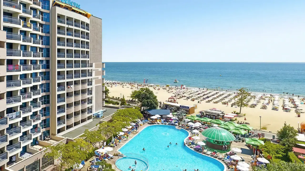 Widok na kompleks Sentido Bellevue Beach  z basenem i plażą