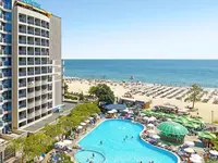 Widok na kompleks Sentido Bellevue Beach  z basenem i plażą