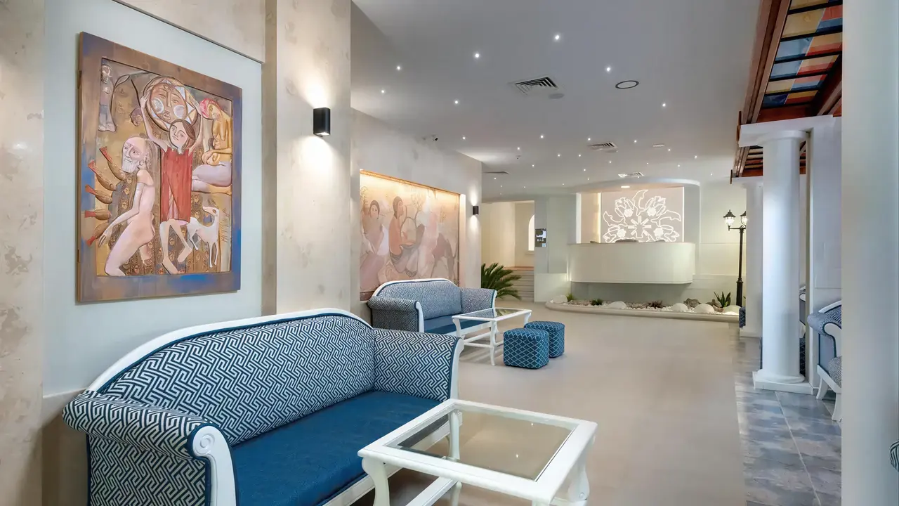 Wnętrze eleganckiego lobby w Sentido Bellevue Beach 