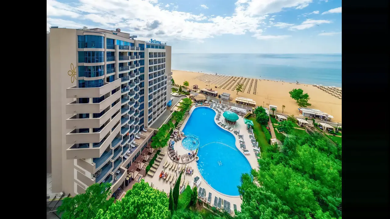 Widok na budynek i basen w Sentido Bellevue Beach 