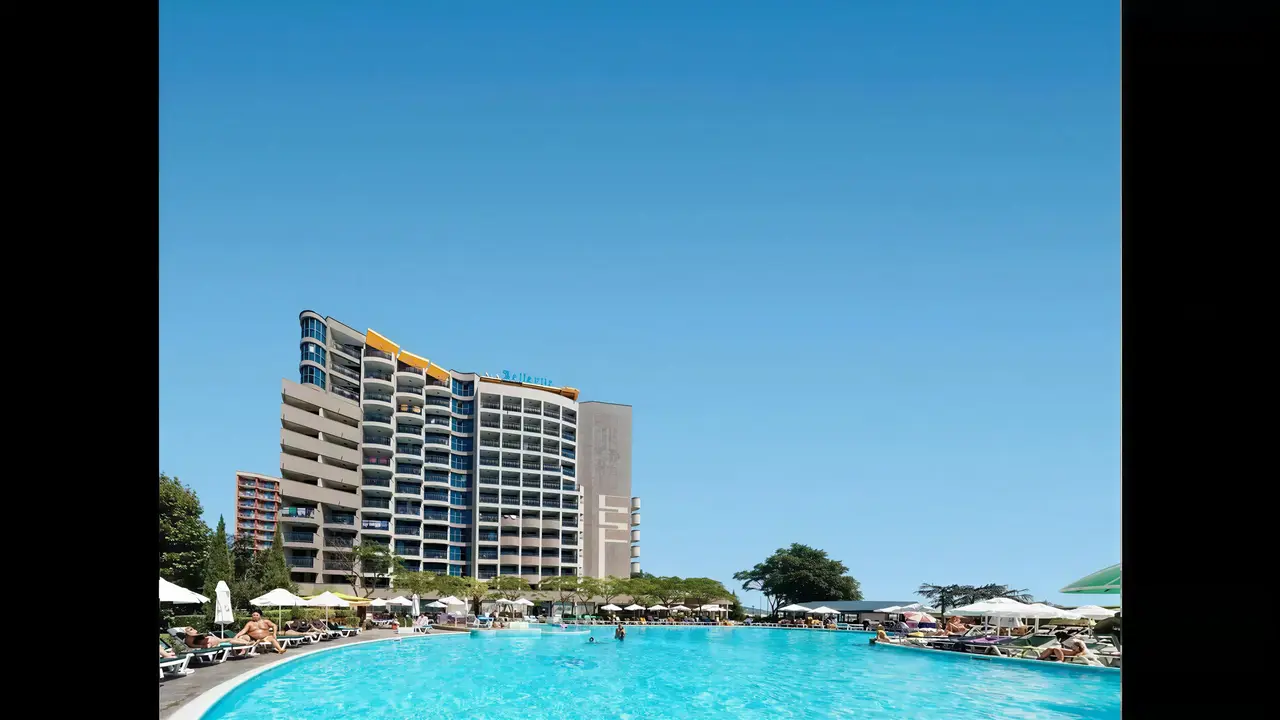 Widok na budynek i basen w Sentido Bellevue Beach 