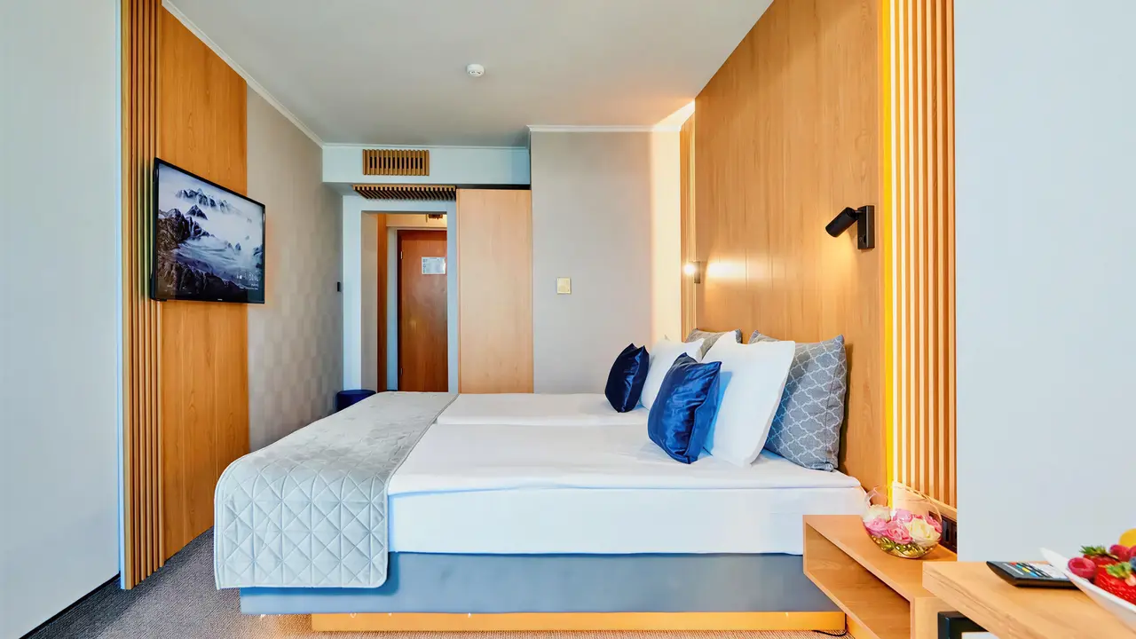 Nowoczesny pokój z łóżkiem w Sentido Bellevue Beach 
