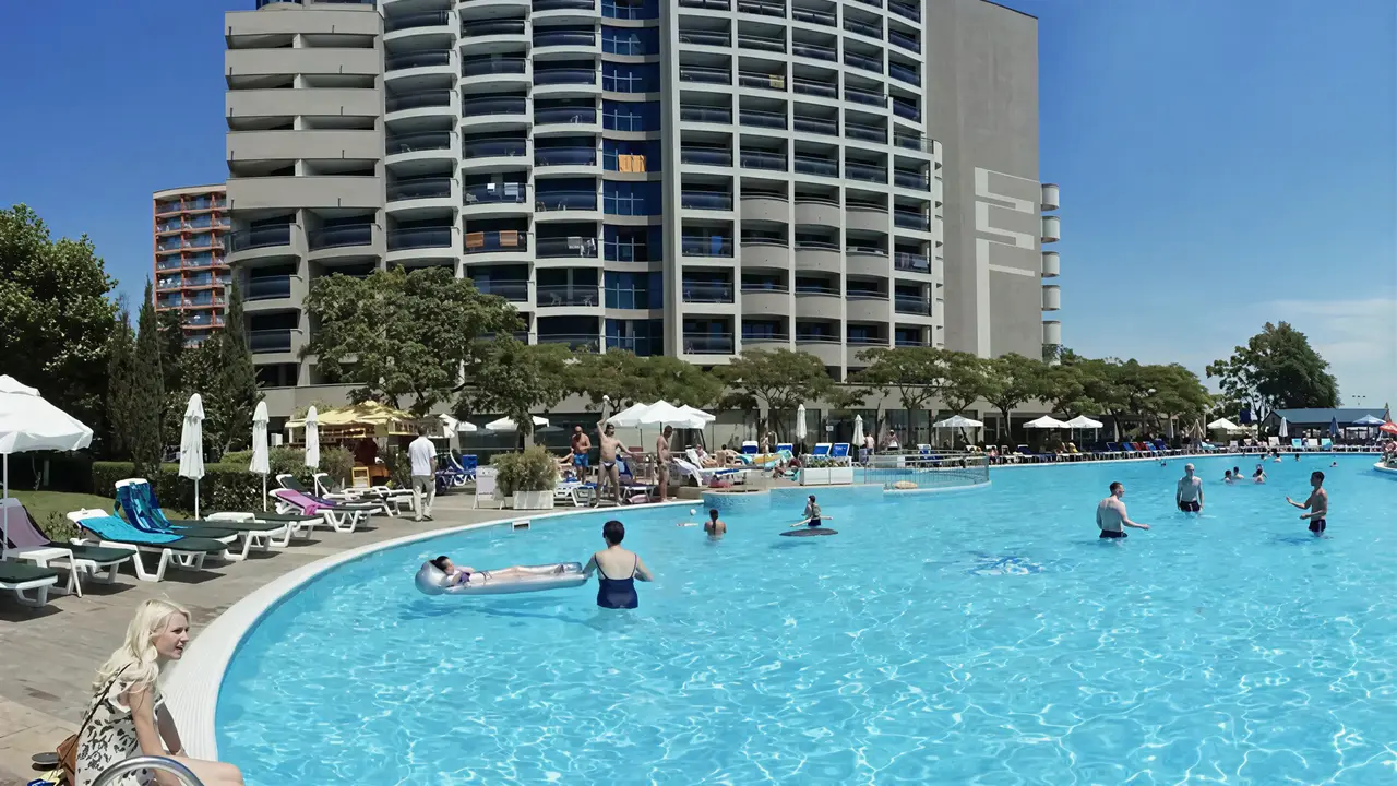 Basen i budynek Sentido Bellevue Beach  w słoneczny dzień