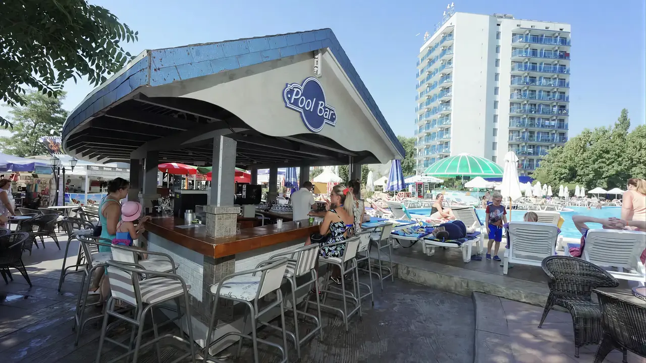 Bar przy basenie w hotelu Sentido Bellevue Beach 