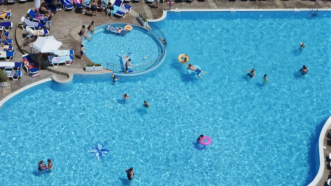 Basen z gośćmi w Sentido Bellevue Beach 