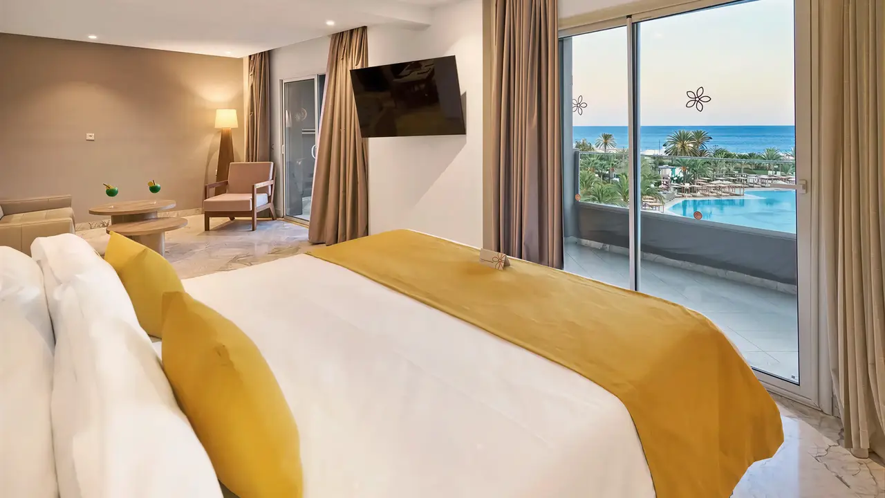 Nowoczesna sypialnia z widokiem w Sentido Marillia Resort & Spa