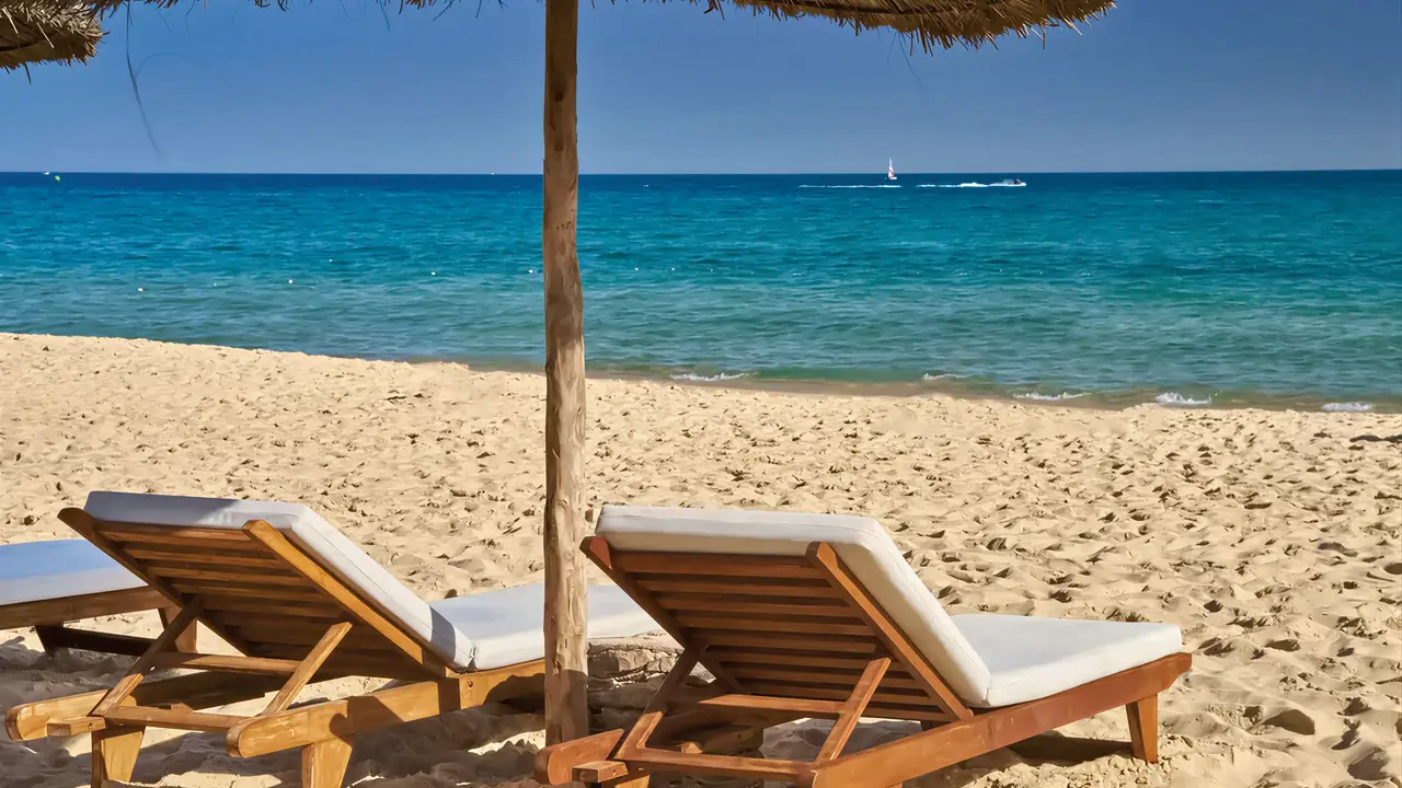 Leżaki i parasol na plaży w Sentido Marillia Resort & Spa