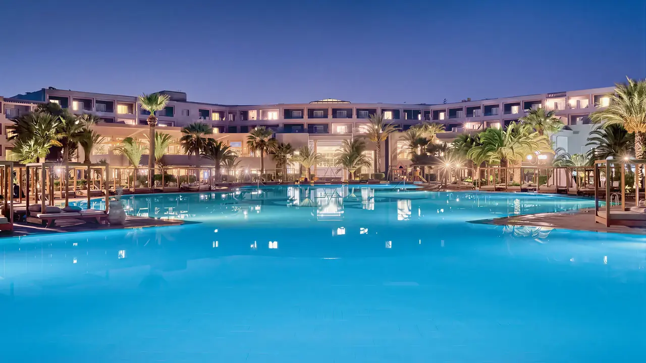 Basen zewnętrzny w obiekcie Sentido Marillia Resort & Spa wieczorem