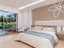 Nowoczesna sypialnia w Sentido Marillia Resort & Spa z widokiem na basen