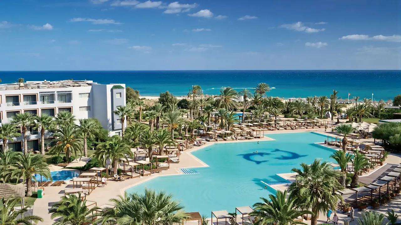 Widok na kompleks i baseny w Sentido Marillia Resort & Spa