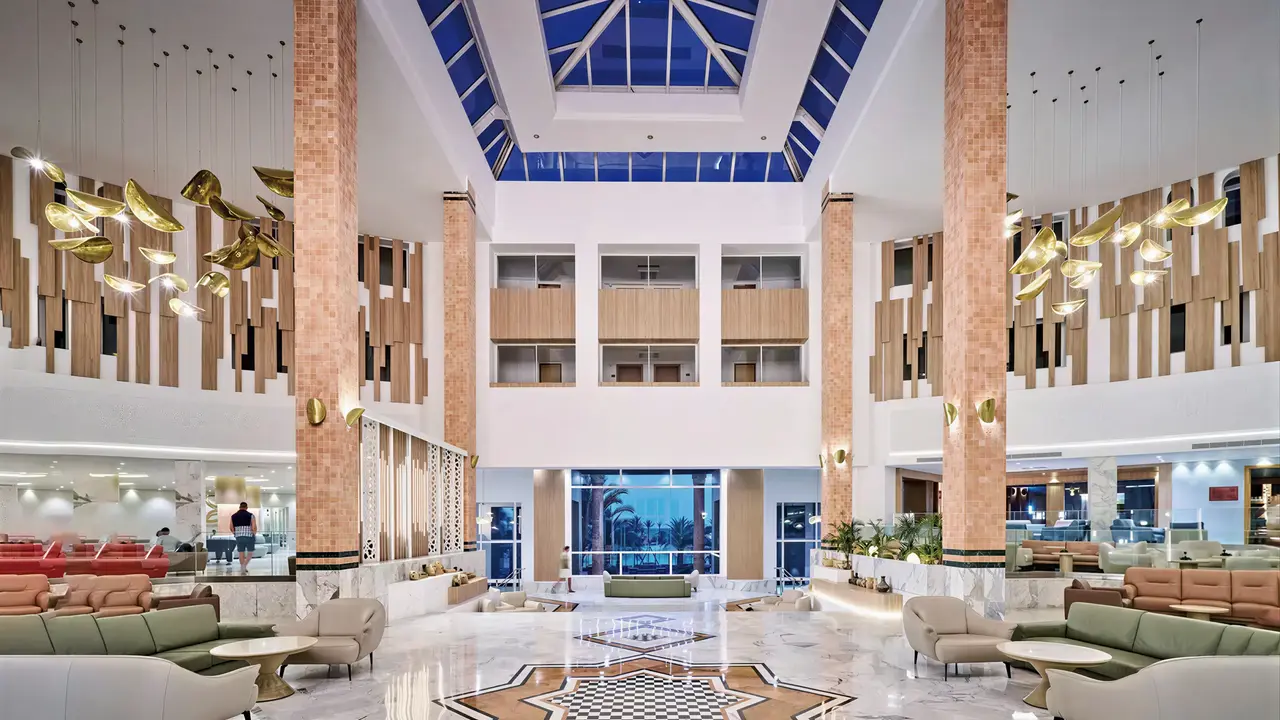Wnętrze eleganckiego lobby w Sentido Marillia Resort & Spa