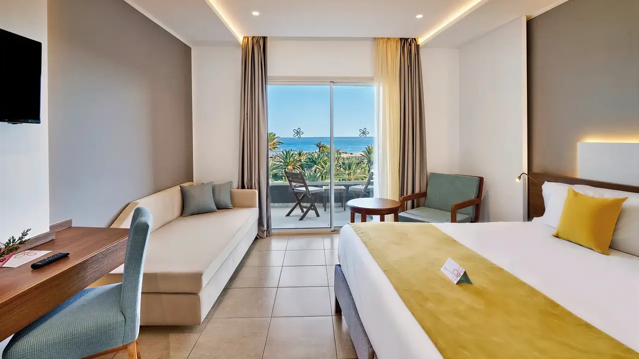 Nowoczesny pokój z widokiem w Sentido Marillia Resort & Spa