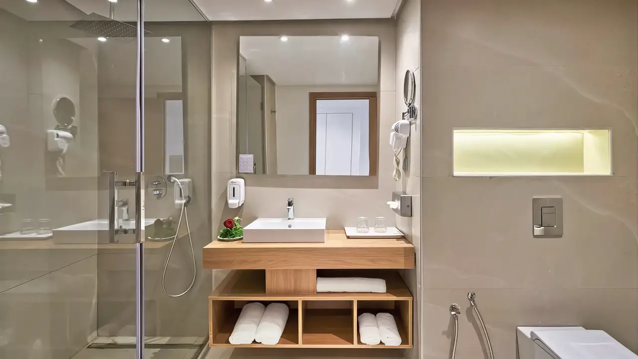 Nowoczesna łazienka w Sentido Marillia Resort & Spa z prysznicem