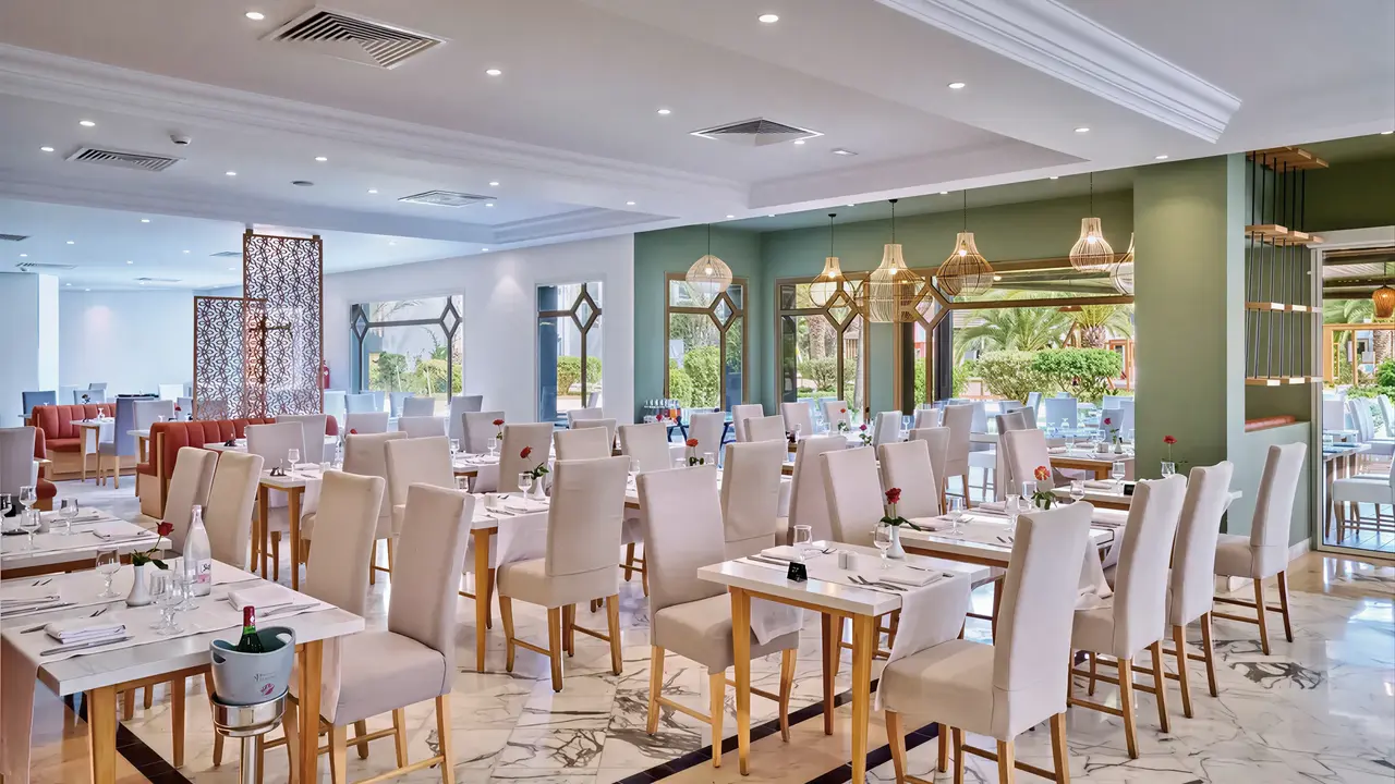 Elegancka restauracja w Sentido Marillia Resort & Spa z białymi krzesłami